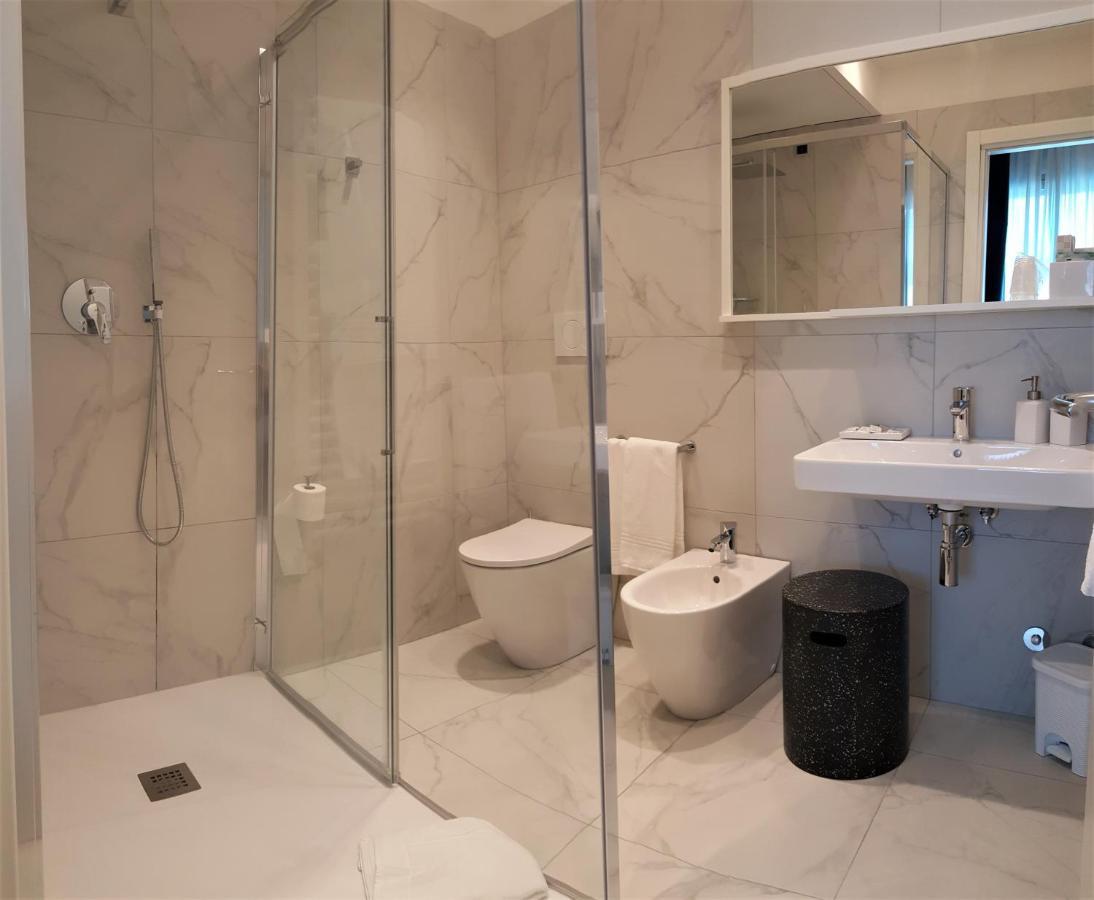 Hotel Poppi Мира Екстериор снимка