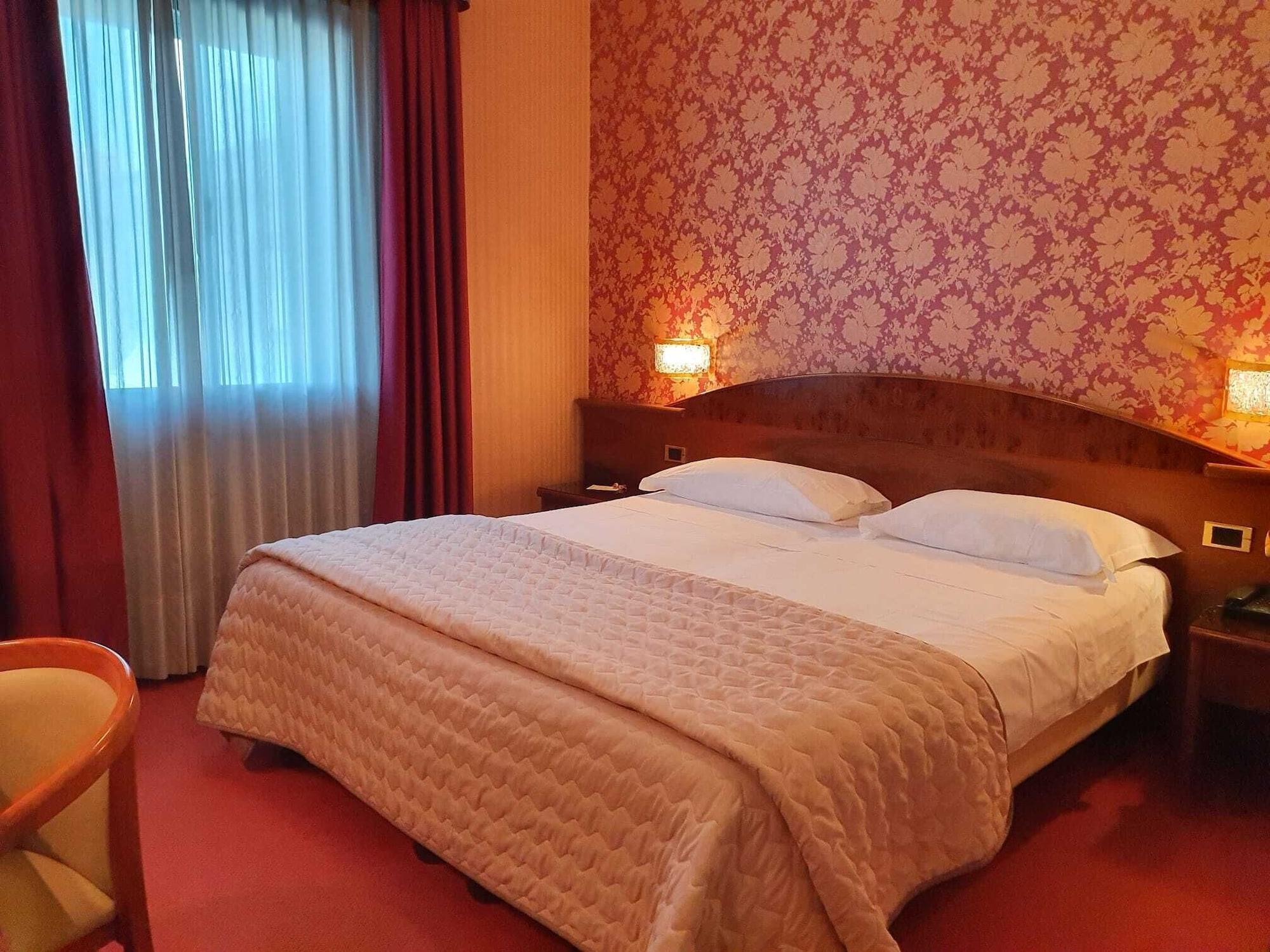 Hotel Poppi Мира Екстериор снимка