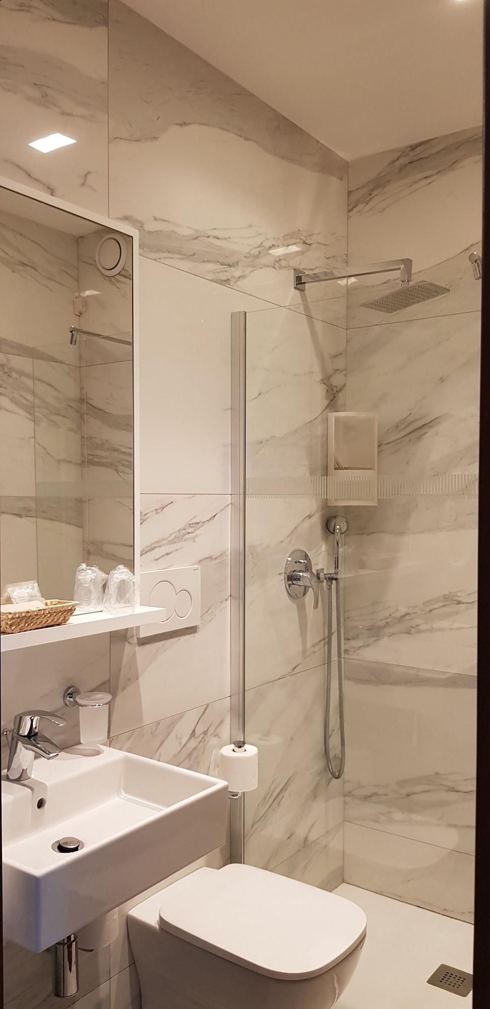 Hotel Poppi Мира Екстериор снимка