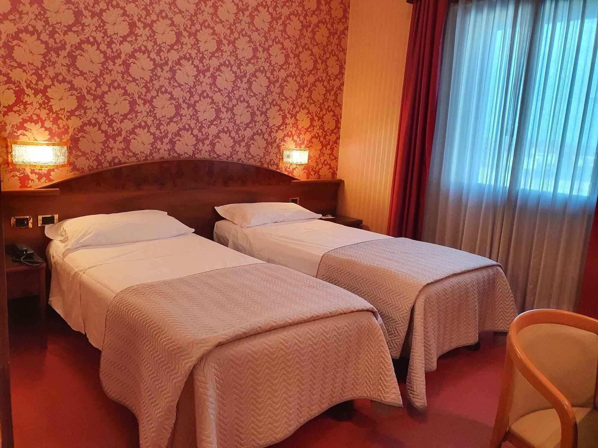 Hotel Poppi Мира Екстериор снимка